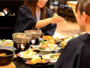 居酒屋では一品料理の他、プランによってはお膳が楽しめる。その場で料理を追加出来るのも人気の理由の一つ