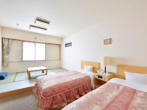 ◆ツインベッドと畳のお部屋が心地よい和洋室。ゆったりとお過ごしいただけます。