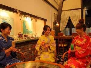夜の雰囲気のショットバー