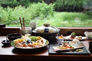 夕食は和食会席。写真はメイン料理の『コタン鍋』