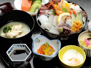＜当館名物☆独歩丼＞獲れたての海の幸がどっさり♪人気の海鮮丼