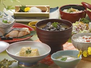 ご朝食一例。胃にやさしい薬膳粥をご用意★朝からたくさん食べて元気よく出発！