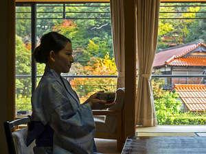 お部屋からの景色は一枚の絵のような山代の紅葉