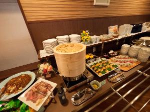 夕食レストラン「花茶屋」では日替わりのハーフバイキングや定食などをご用意しております。