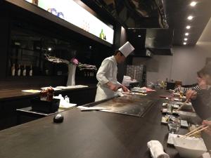＜美食居酒屋　美蔵＞　オープンキッチンでの鉄板焼き