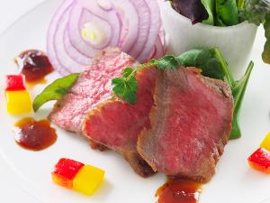 【黒毛和牛タレ焼きロースト】やわらかい黒毛和牛にかけられたオニオンソースはお肉との相性ぴったり♪