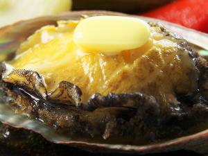 【鮑のバター焼き】イチオシの逸品！コリッコリの食感と深いうまみ♪お好みで天日塩とレモンとバターで食す
