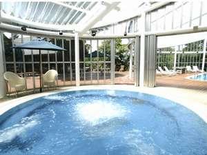 太陽の光が降り注ぐジャグジープール(水深60cm)(宿泊客無料、日帰ランチプラン有)