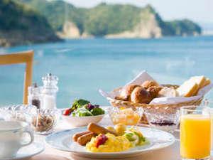 海を眺めながらの朝食をお楽しみいただけます