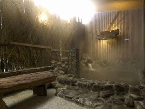 【大浴場】『男性露天風呂』※内湯、露天ともに15時から翌朝10時まで夜通しご利用いただけます。
