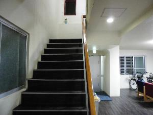 客室は２階、エレベーター設備はありません。階段での移動となります。