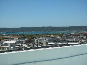 屋上から知念半島が見えます。