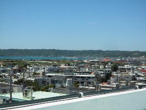 屋上から遠くに海を見ることができます。