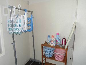 ２階共用キッチンに洗濯用洗剤などを用意しています。