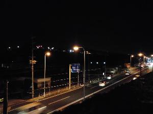 マリンノート屋上から３２９号線沿いの夜間の景観