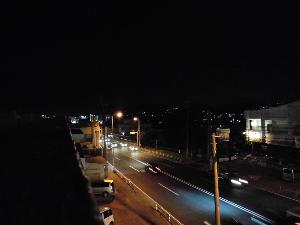 マリンノート屋上から３２９号線沿いの夜間の景観