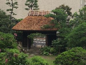 ふなやを象徴する茅葺造りの旧門