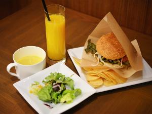 ◆ハーバーカフェでしか味わえない当店オリジナルのハンバーガー