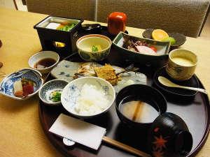 【朝食例】体に優しい、旅館の朝ごはんをどうぞ。