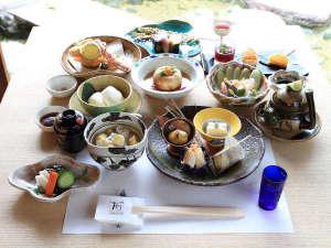 【夕食例】お客様の目も舌もお楽しみ頂けるよう、こだわっております。