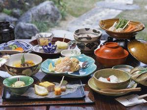 【夕食例】本格和会席を中庭を眺めながら頂く、至福の時間。