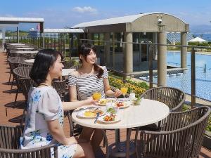 心地よい風を感じながらゆったり優雅なひとときが過ごせるテラス席