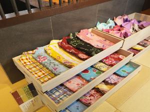 お貸出し品／女性には色浴衣の貸し出しもございます