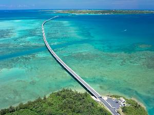 【伊良部大橋】透明度が高く、美しいコバルトブルーの海を見渡せます♪