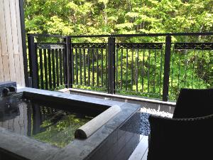 温泉露天風呂付スイート2名様用（一例）／カップルやご夫婦におすすめの52平米スイートルーム（和洋室）