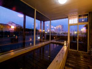 ◆展望風呂‐男湯‐◆時間によって移り変わる“唐津の空”を愉しみながらお湯を愉しむ