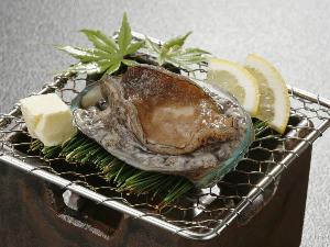 活鮑を目の前で焼いて、お愉しみ頂く【活鮑の踊り焼き】。貝の焼ける香ばしい香りが、食欲を刺激してくれます★