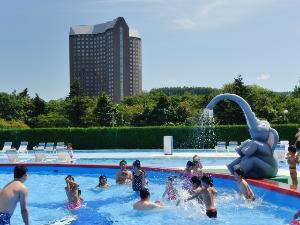 夏休み限定営業のスーパージャンボプール：1万平米の敷地に6種類の温水プールを設置した爽やかな高原とともに楽しめる夏の人気アトラクションです。