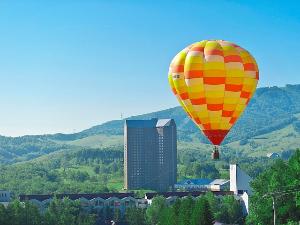 ウェスティン ルスツリゾート：夏には熱気球が空を飛びます。
