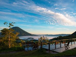 羊蹄パノラマテラス：初夏の朝には、360度を囲む雲海を望むチャンスも訪れます。