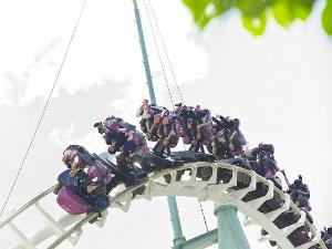 ルスツリゾート遊園地：8つのジェットコースターが北海道の爽やかな空を突き抜けます。