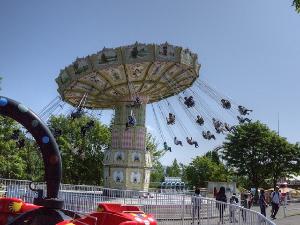 ルスツリゾート遊園地：8機のジェットコースターを含む約60種類のアトラクションが楽しめます。