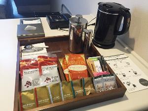 アメニティ（全室）：高級茶葉「JIN」ティーや、グルメコーヒーが楽しめるウェスティン ウェイクアップコーヒーメーカーも完備しております。