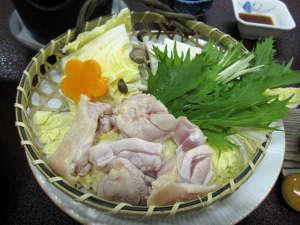 【四万十鶏】ほどよい甘みと食感が大好評のブランド鶏肉です。夏は陶板焼き、冬は特製出汁鍋で召し上がれ。