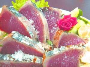 本場高知の鰹のタタキは料理長特製ダレと天然塩の食べ比べでお召し上がりください