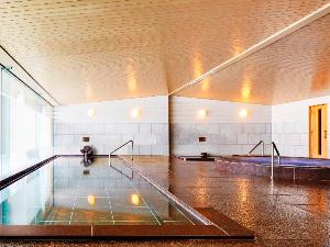 大浴場（スパ）：男女各50名収容可能な大浴場です。大浴場の他、ジャグジー、サウナ、露天風呂がございます。