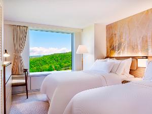 客室例（ベッドルーム）：お部屋からの景色をのんびり眺めながらお寛ぎください。