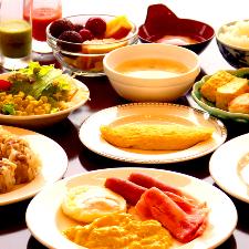 【朝食】和洋中バイキング。野菜ジュースや焼きたてオムレツなどが大人気！