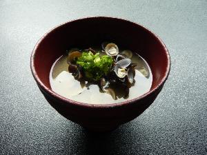 【朝食】朝食には宍道湖産しじみの吸い物をご用意しています。