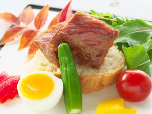 【黒毛和牛鍬焼き】上質で程よい脂身と甘みたっぷりの黒毛和牛をたれにつけて焼く鍬焼き。