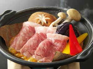 【黒毛和牛の朴葉味噌焼き】イチ押しの逸品！朴葉味噌の濃厚さと黒毛和牛のハーモニーが絶妙です♪