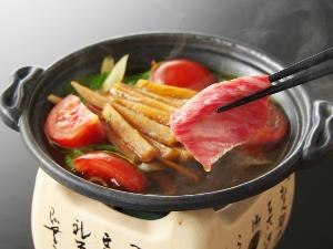 【土佐赤牛の芋けんぴすき焼き】今年イチ押しの逸品！甘～い芋けんぴとトマトすき焼きのハーモニーが絶妙♪