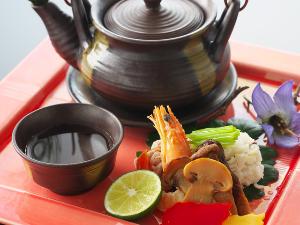 【松茸の土瓶蒸し】これぞ秋を感じる逸品♪今が旬の鱧に、松茸の香りと出汁が最高においしい土瓶蒸し