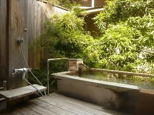 【露天風呂付客室】お部屋自体は新しくありませんが、温泉は源泉かけ流しをいつでも楽しめます。