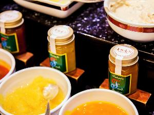 セミビュッフェ朝食/ホテルオリジナル商品(ジャム・黒糖バター)をお召し上がりいただけます。