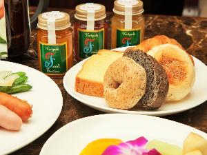 セミビュッフェ朝食/ホテルオリジナル商品(ジャム・黒糖バター)をお召し上がりいただけます。